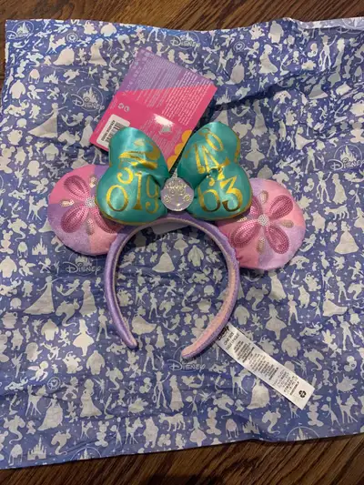 Minnie Mouse The Main Attraction Set (Ears and Pin Set) Brand Ne, View more