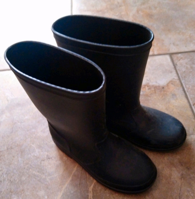 Kid's Black Rainboots in Clothing - 5T in London