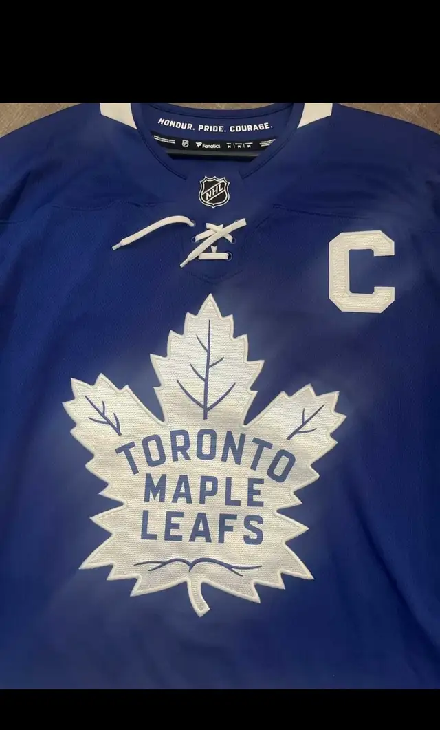 Authentic Toronto Maple Leafs Matthews Jersey Medium  in Men's in Oshawa / Durham Region - Image 4