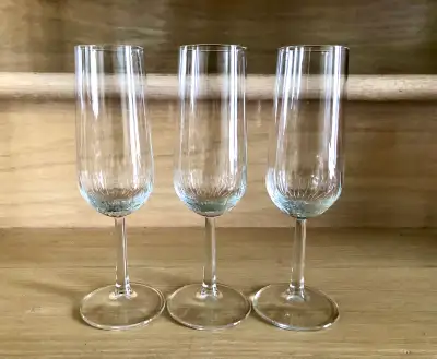 3 flûtes à champagne / 3 champagne flutes, View more
