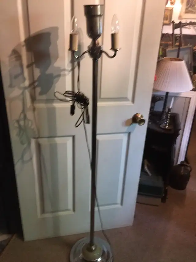 Vintage floor lamp in Arts & Collectibles in Ottawa - Image 2