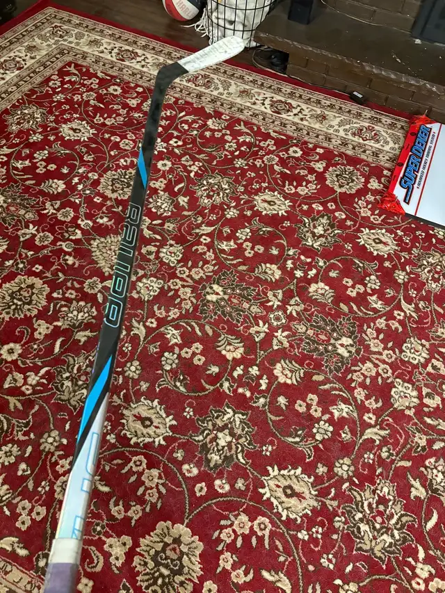 Bauer Tracer P92 55 flex intermediate hockey stick in Hockey in North Bay - Image 2