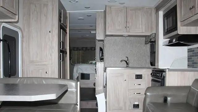SUNSEEKER 3170DS DE FOREST RIVER (2018) - CLASSE C in RVs & Motorhomes in Shawinigan - Image 3