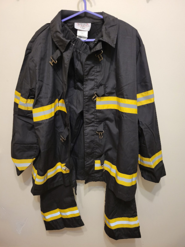 Halloween Firefighter Costume ( jacket, pants) - size Adult XL dans Costumes  à Ville de Montréal - Image 2