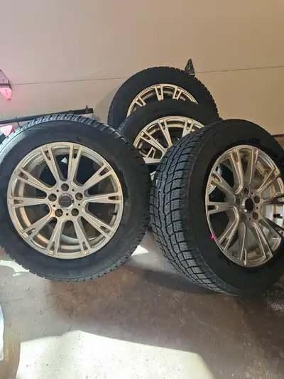 Set of 4 winter tires mounted on alloy rims, originally from an Infiniti EX35. Tire brand: Toyo Obse...