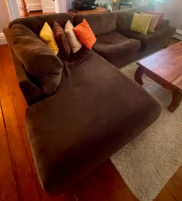 Large Brown fabric sectional Couch in Couches & Futons in City of Halifax - Image 3