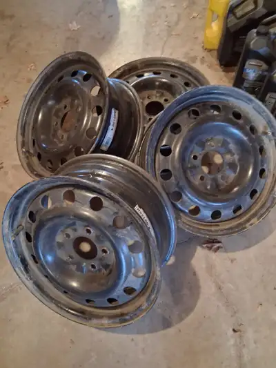 4 Hyundai rims. bolt pattern 5 x 114.3mm. They will fit other vehicles (Honda, Chrysler etc.) Excell...