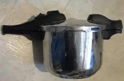 Langostina 6 L pressure cooker Asking $60 or best offer