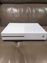 Selling Xbox One S 1TB + games + Controllers