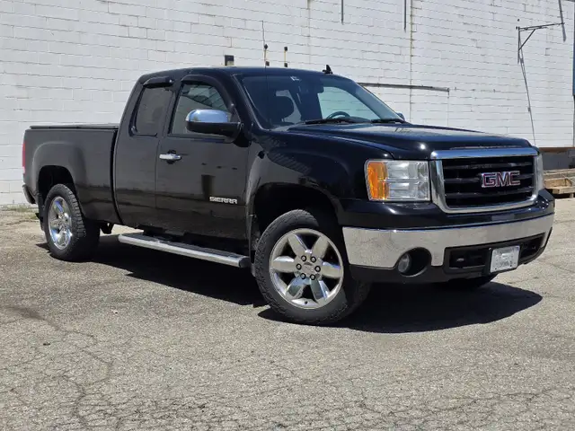 2013 GMC Sierra 1500 SLE Z71 4x4 - 5.3L V8 in Cars & Trucks in Brantford - Image 2