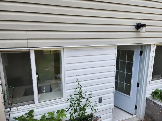 (LOWER LEVEL-Luxurious Hamilton walkout Basement)