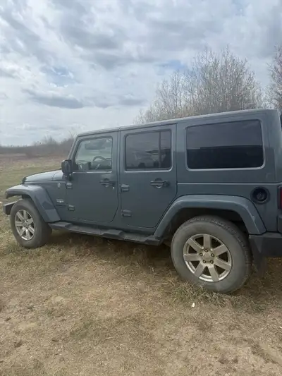 Helping my sister sell her Jeep wrangler. She got a lot of work put into it. Its a really amazing ve...