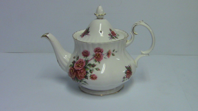 Royal Albert Centennial Rose Tea Service For Six in Arts & Collectibles in City of Toronto