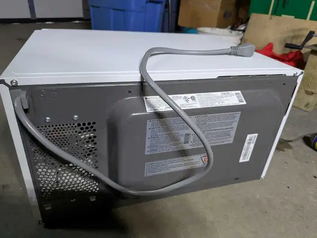 LG microwave in Microwaves & Cookers in Markham / York Region - Image 4