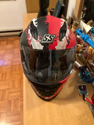 Casque de moto grandeur Small, ainsi que 2 paire de gant , une qui n’est pas sur la photo en encore...