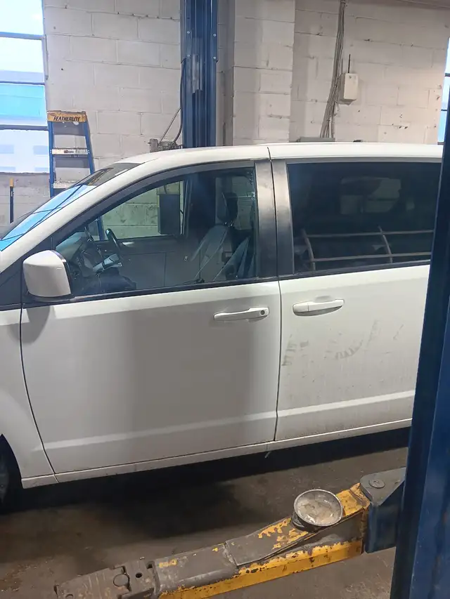 mini van rides/moves 447843629856860160