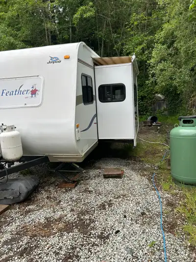 2008 26 foot Jayco Jay Feather travel trailer. Dual axels with brakes. Single slide out for dinning...