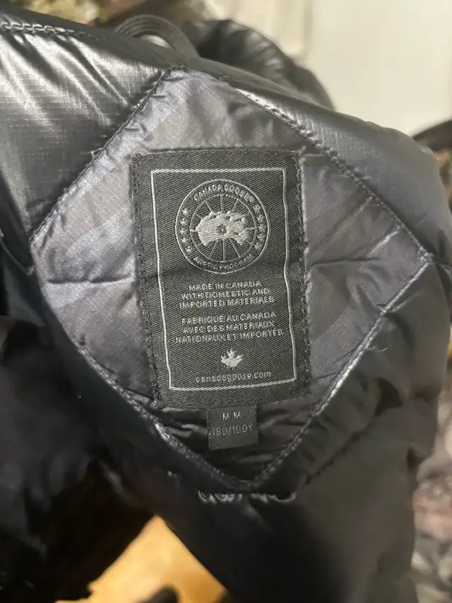 Authentic Canada goose black lodge down jacket side medium in Men's in Mississauga / Peel Region - Image 5