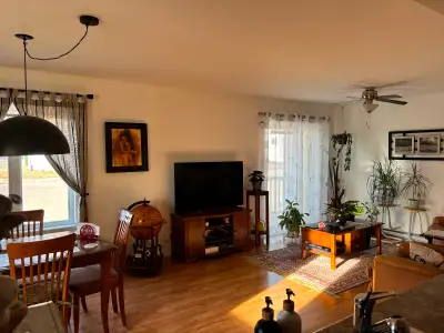 Par téléphone : 4*1*8 5*4*7-8*8*4*4 3824 rue Angers à Jonquiere Magnifique grand 4 ½ situé dans un s...