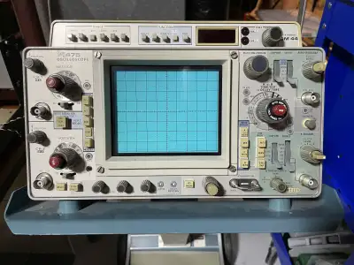Tektronics 475 200Mhz Lab Oscilloscope with DM-44 Multimeter and scope mobile.