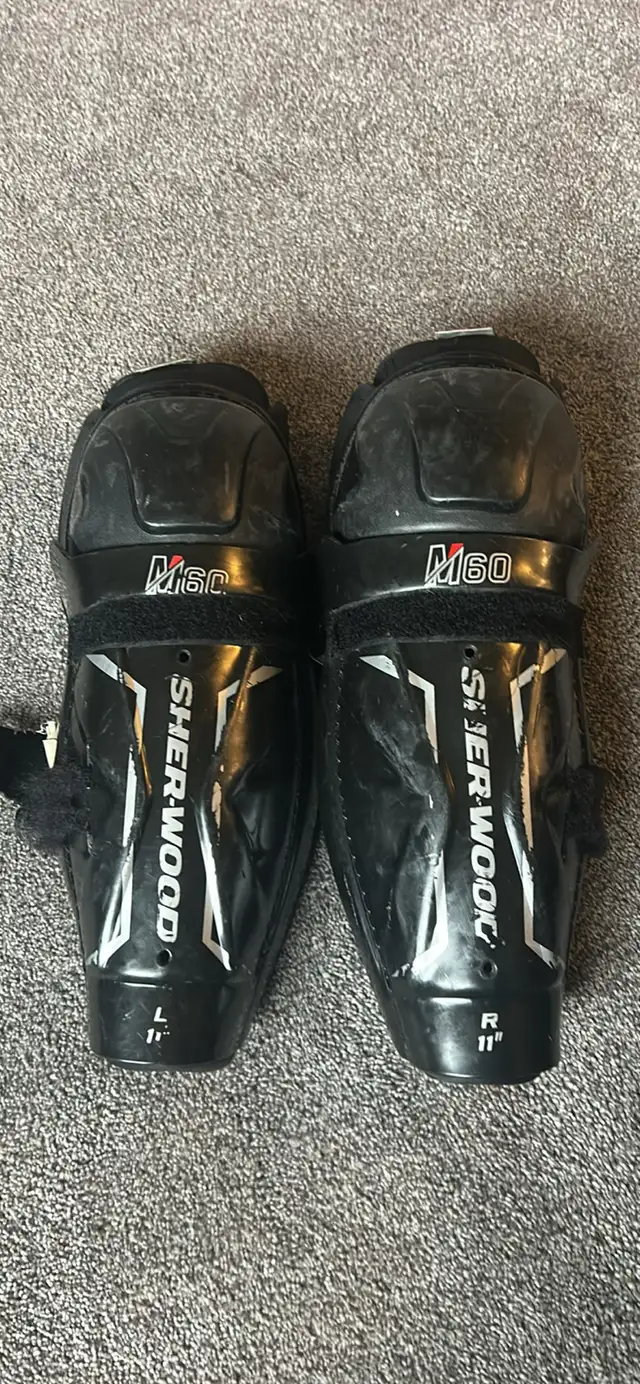 Hockey shin pads in Hockey in Calgary - Image 2