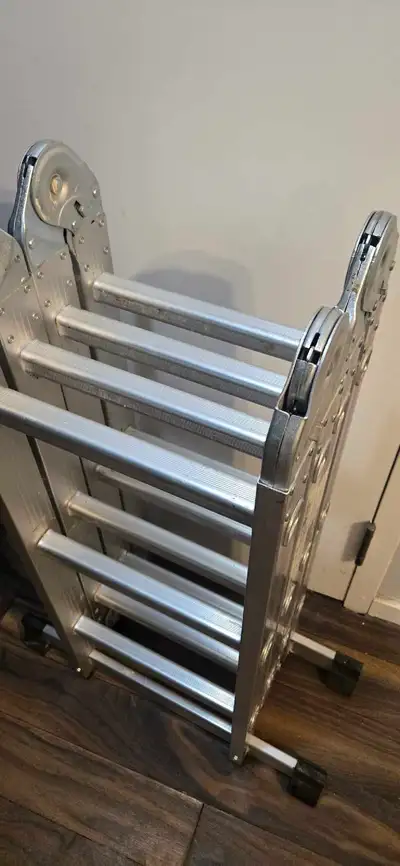 This multi-purpose ladder is a versatile tool for various tasks, featuring a 3.3M reach, compact fol...