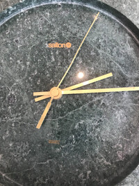 Horloge en marbre vert marque  Solton Quartz 10"  $25