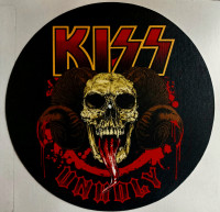 UN SUPERBE TAPIS DE TABLE TOURNANTE DE KISS