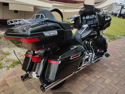 114cc - Screaming Eagle tuner- 1200 watt stereo - Paul Yaffe bars- Heated grips Special edition Silv...