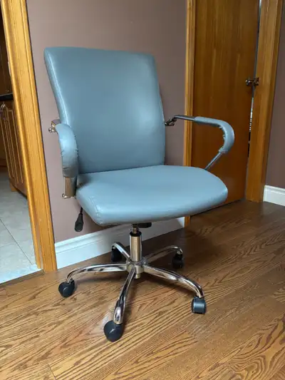 Staples Redden Luxury Manager’s Chair – Grey, View more