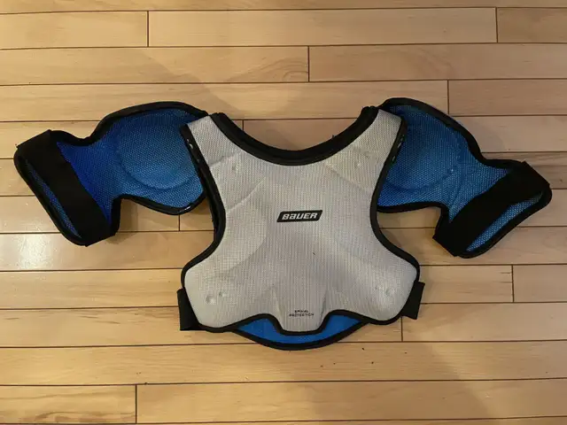 Bauer Youth Large (L/G) Hockey Shoulder Pads in Hockey in Calgary - Image 4