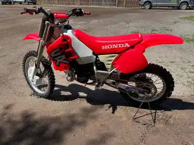 1992 Honda CR 500 lots of upgrades, including chains sprocket new tires OEM Honda fuel tank and much...