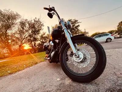 Salut à tous je mets à vendre mon Harley-Davidson FXDB Dyna Street Bob 2009. Acheté chez Léo Harley...