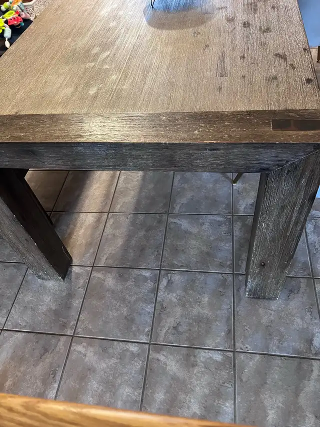 Table avec chaises et banc 6-8 personnes in Dining Tables & Sets in Laval / North Shore - Image 5