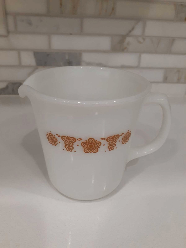 PYREX Gold Butterfly Gravy Boat and Creamer in Kitchen & Dining Wares in City of Toronto - Image 3