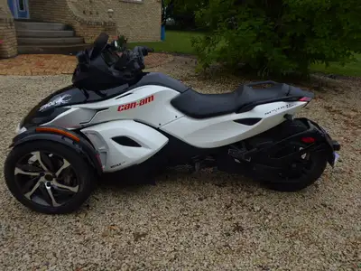 Beautiful hard to find sleek and sporty RSS-E Spyder. Semi automatic with reverse. 990cc. Cruise, he...