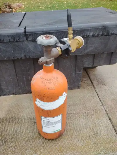 New helium balloon filler complete with compact helium cylinder, Portable Linde tank is only about t...