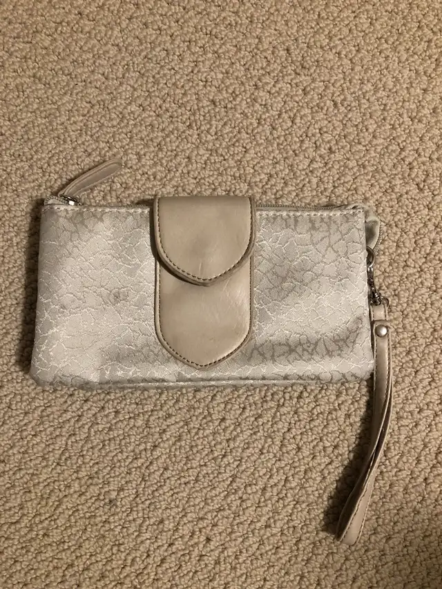Wallets/wristlet $5-$15 in Women's - Bags & Wallets in Guelph - Image 2