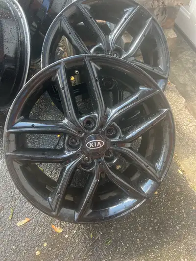 These are a set of 16-inch Kia rims, perfect for upgrading your ride or replacing damaged wheels; th...