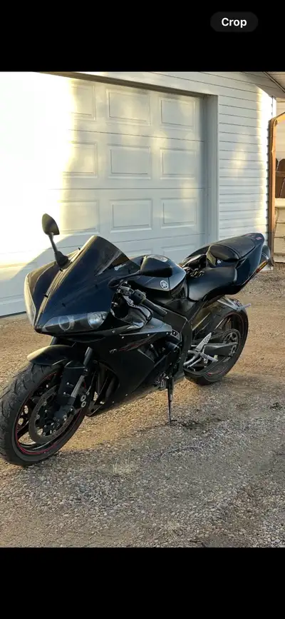 2006 Yamaha YZF-R1 1000cc Brand new tires. New front brakes Power commander Pro tune 202HP Full akra...