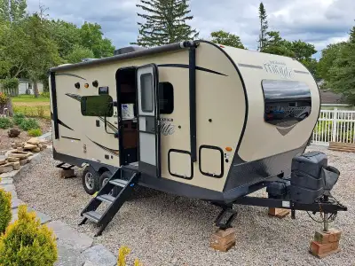 Rockwood Mini-Lite high-end 21" Spacious couples camper. This gently used high-end 21' Rockwood Mini...