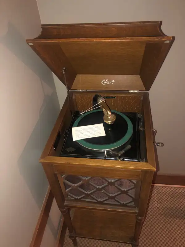 Gramophones- 3 units in Arts & Collectibles in Revelstoke - Image 3