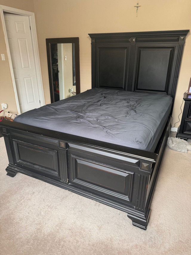  Beautiful, solid wood, queen size bedroom set  in Beds & Mattresses in Oakville / Halton Region