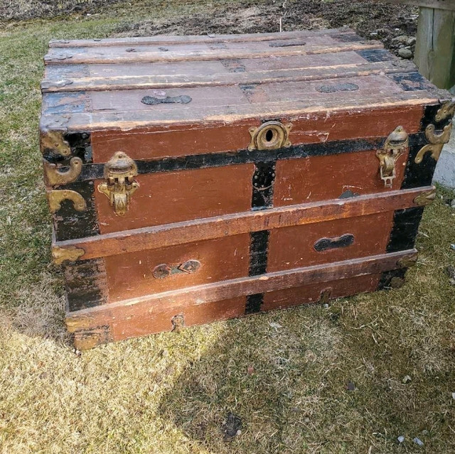 Antique travel trunk in Arts & Collectibles in Kawartha Lakes