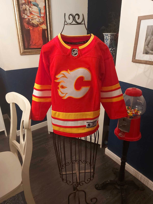Calgary Flames youth jersey Tkachuk 4/7 in Hockey in Calgary - Image 3