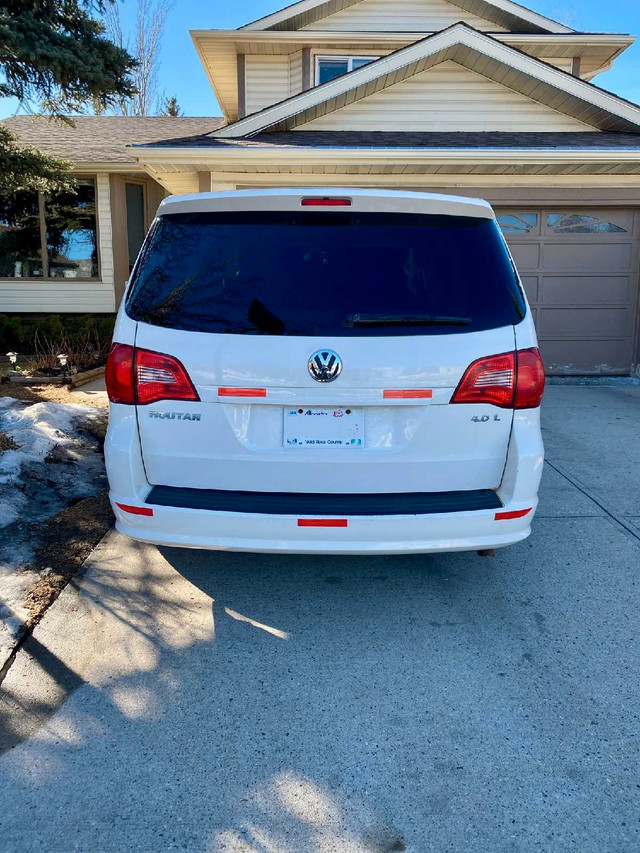 2010 Volkswagen Routan Minivan  in Cars & Trucks in Calgary - Image 2