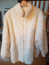 manteau d hiver Olympia en imitation fourrure blanc grandeur 2xg