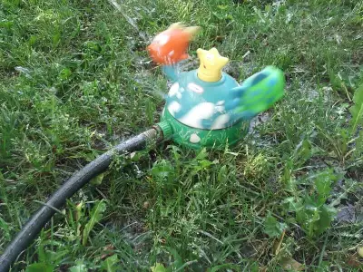 Des heures de plaisir pour les petits. A partir de 1 an et demi. Tout est a vendre dans la véranda.