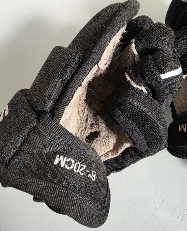 Sherwood EK33 Hockey Gloves Youth in Hockey in Edmonton - Image 4