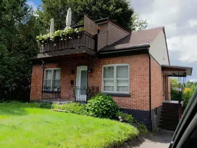 Grande chambre confortable à louer au rez-de-chaussée d’un duplex chaleureux, situé à distance de ma...